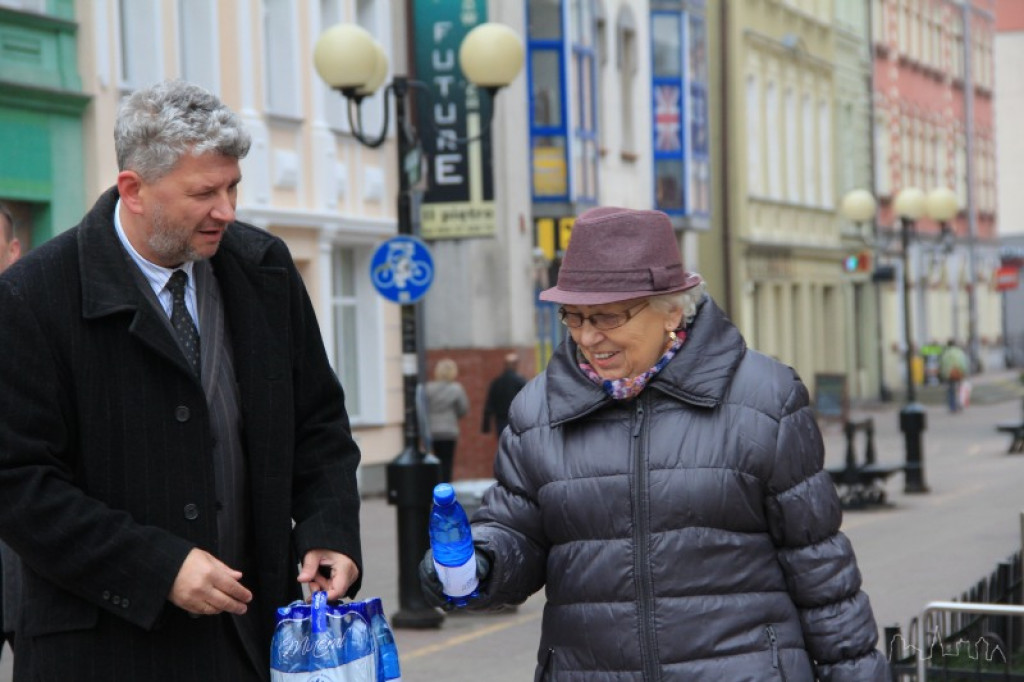 Rozdawali tańszą wodę i śmieci