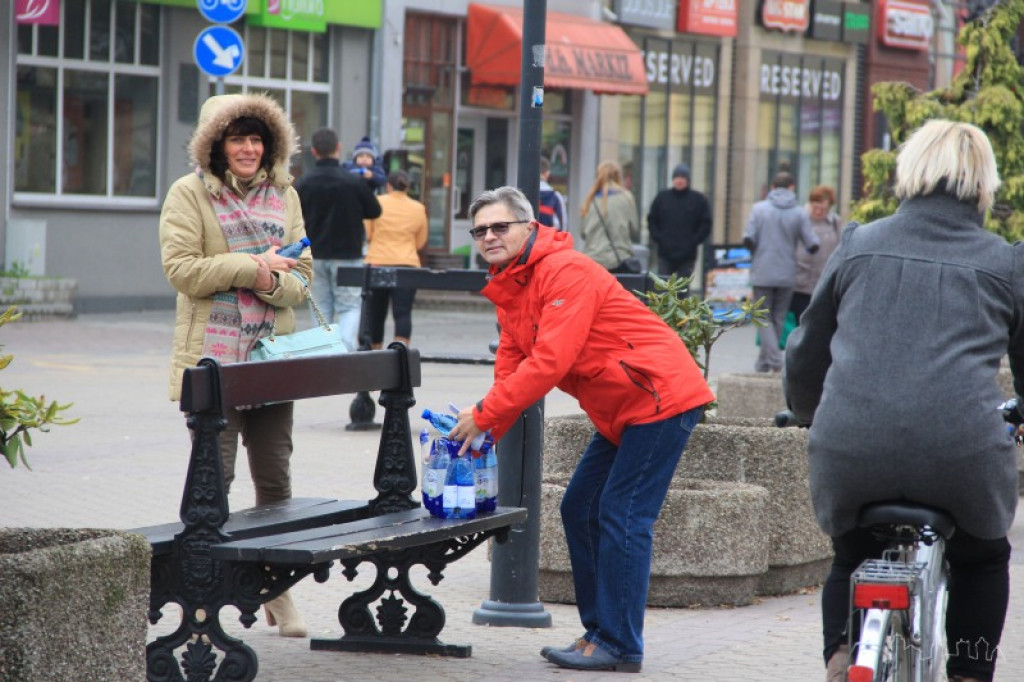 Rozdawali tańszą wodę i śmieci