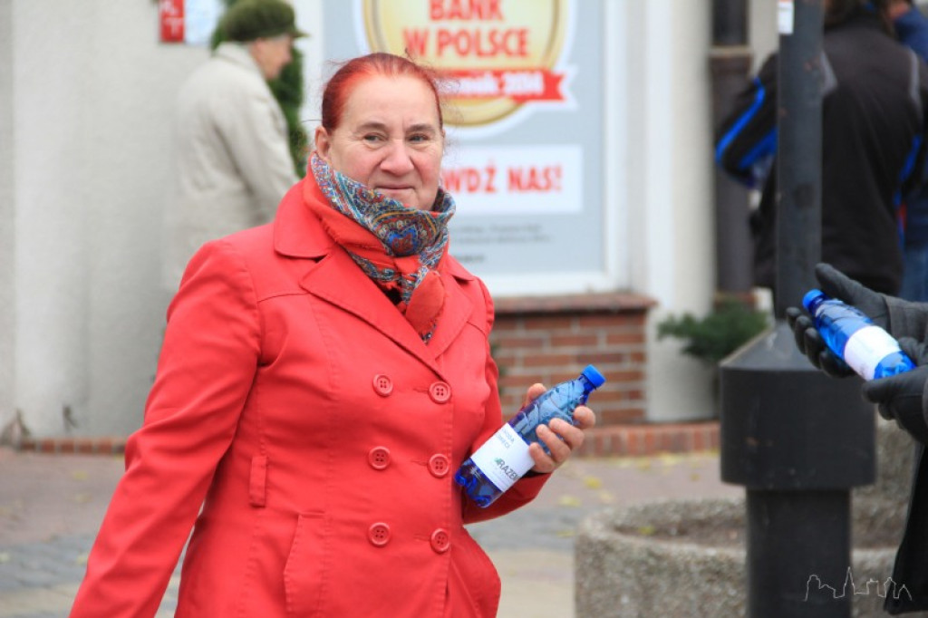 Rozdawali tańszą wodę i śmieci