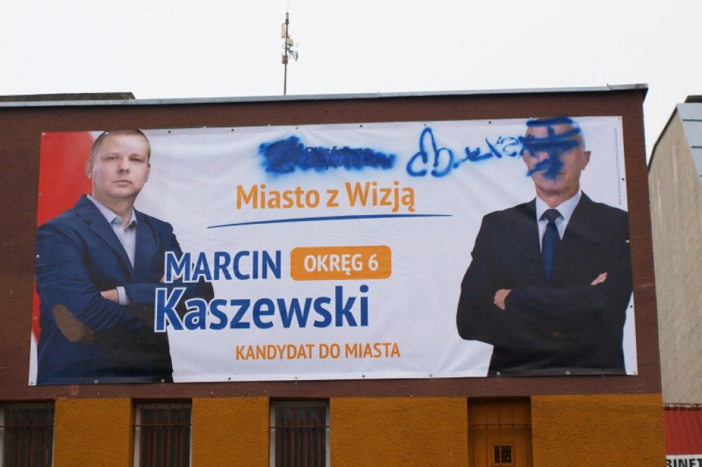 Zniszczone banery wyborcze