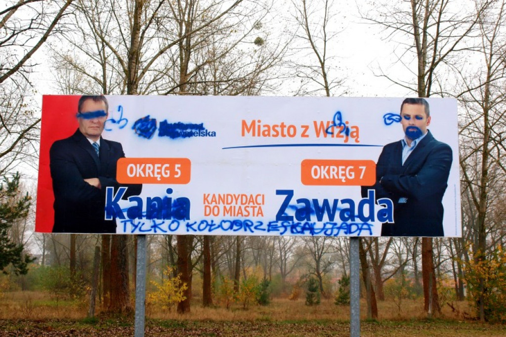 Zniszczone banery wyborcze