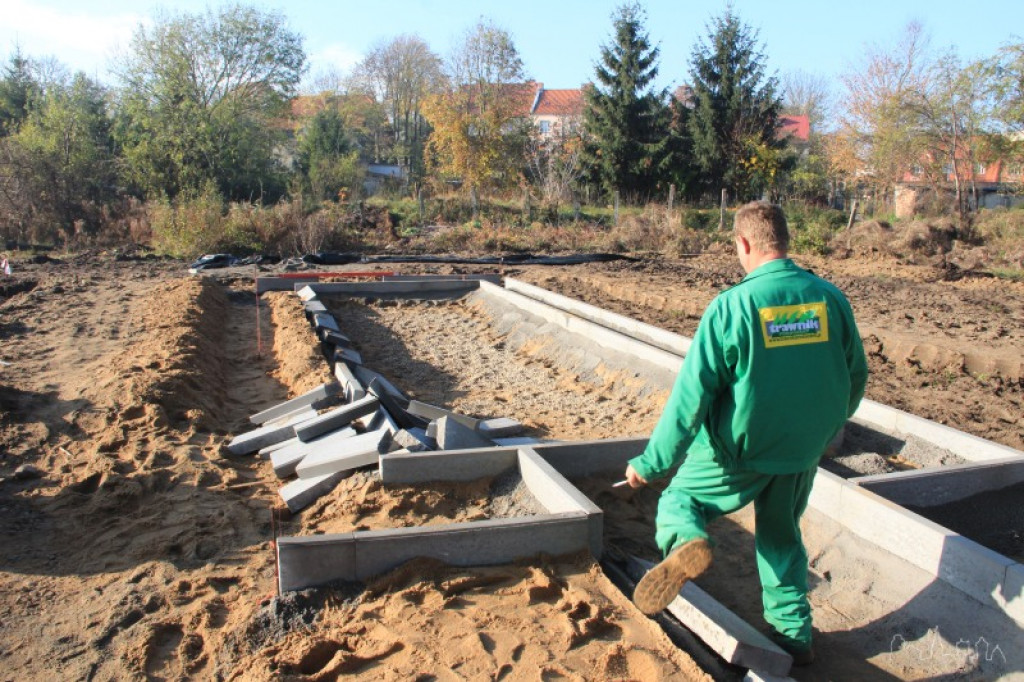 Bieżnia jeszcze nie skończona a już zdemolowana