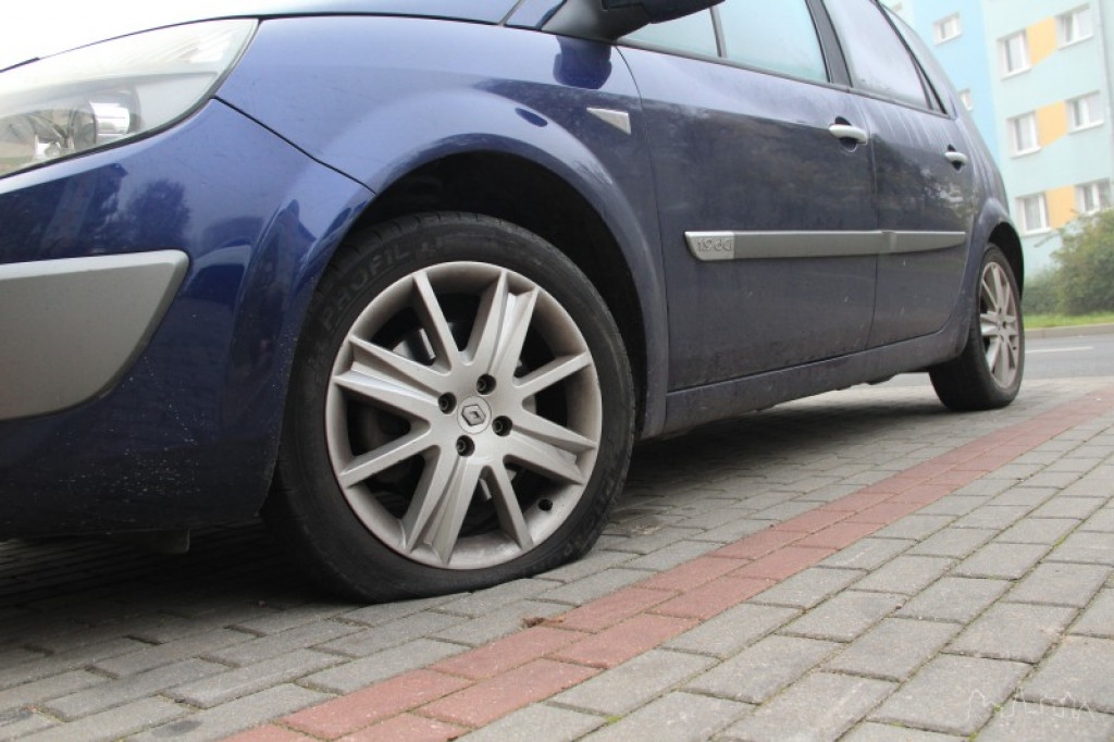 Nocne działania wandali! Kilkadziesiąt przebitych opon