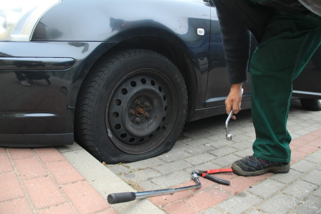 Nocne działania wandali! Kilkadziesiąt przebitych opon