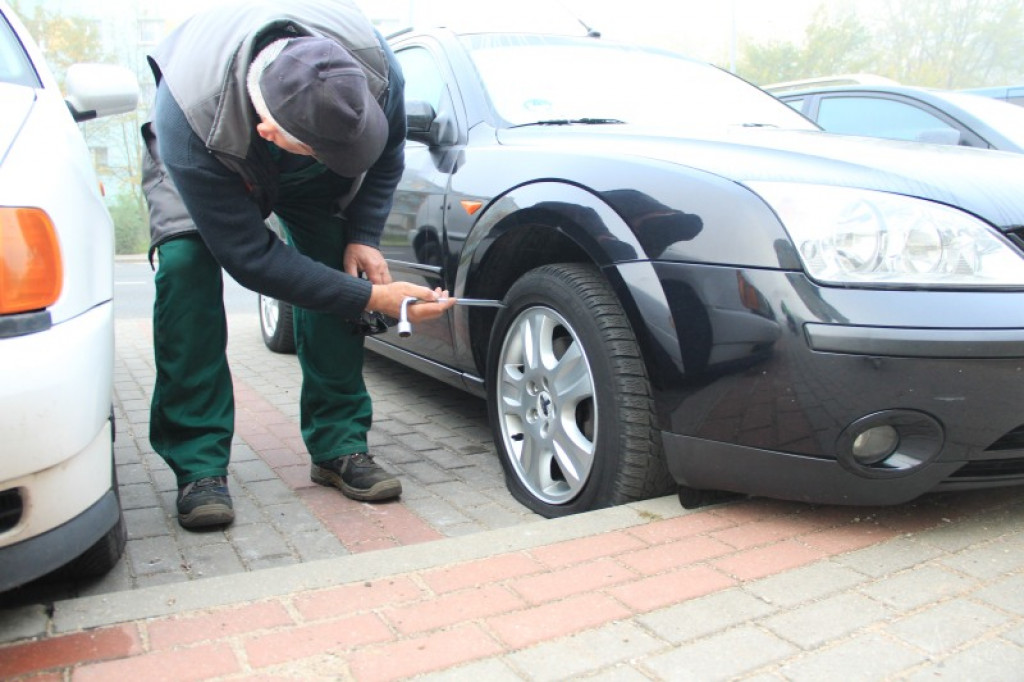 Nocne działania wandali! Kilkadziesiąt przebitych opon