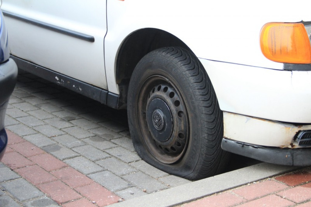 Nocne działania wandali! Kilkadziesiąt przebitych opon