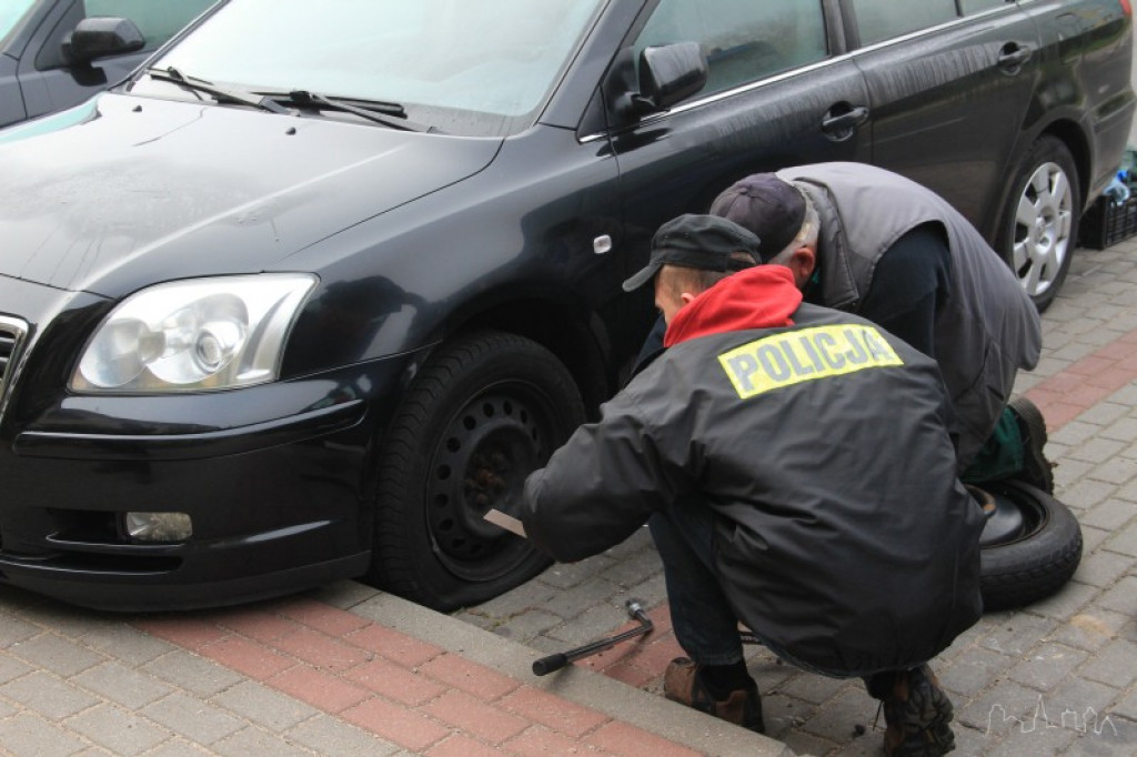 Nocne działania wandali! Kilkadziesiąt przebitych opon