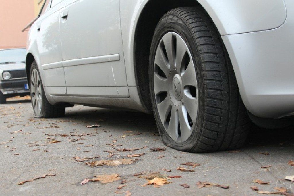 Nocne działania wandali! Kilkadziesiąt przebitych opon