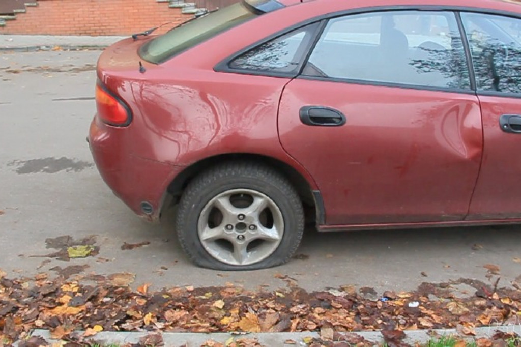 Nocne działania wandali! Kilkadziesiąt przebitych opon