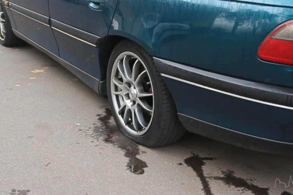 Nocne działania wandali! Kilkadziesiąt przebitych opon