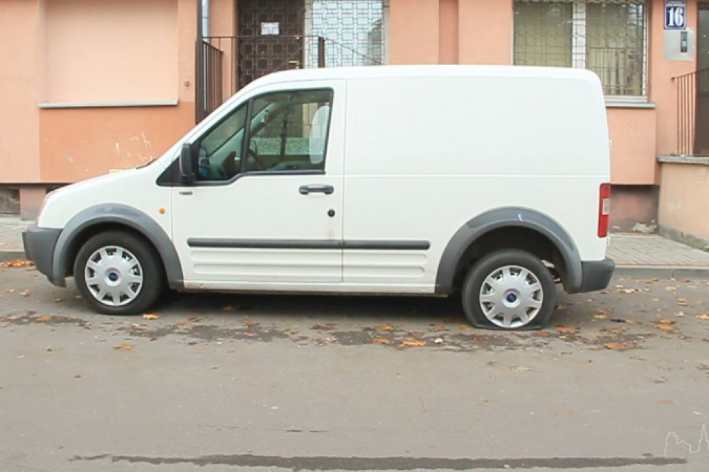 Nocne działania wandali! Kilkadziesiąt przebitych opon