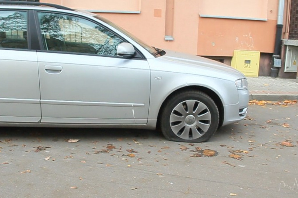 Nocne działania wandali! Kilkadziesiąt przebitych opon