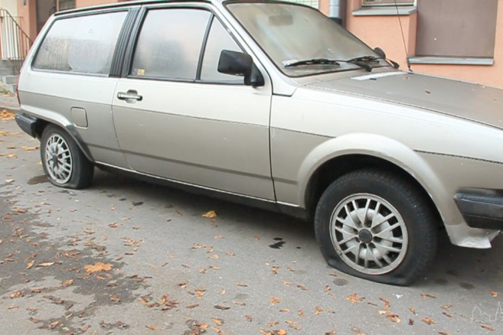 Nocne działania wandali! Kilkadziesiąt przebitych opon