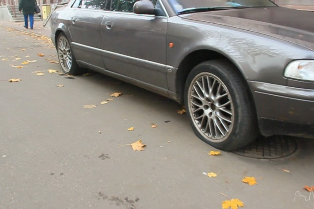 Nocne działania wandali! Kilkadziesiąt przebitych opon