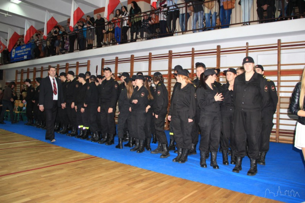 Przyszli strażacy i ratownicy ślubowali na sztandar