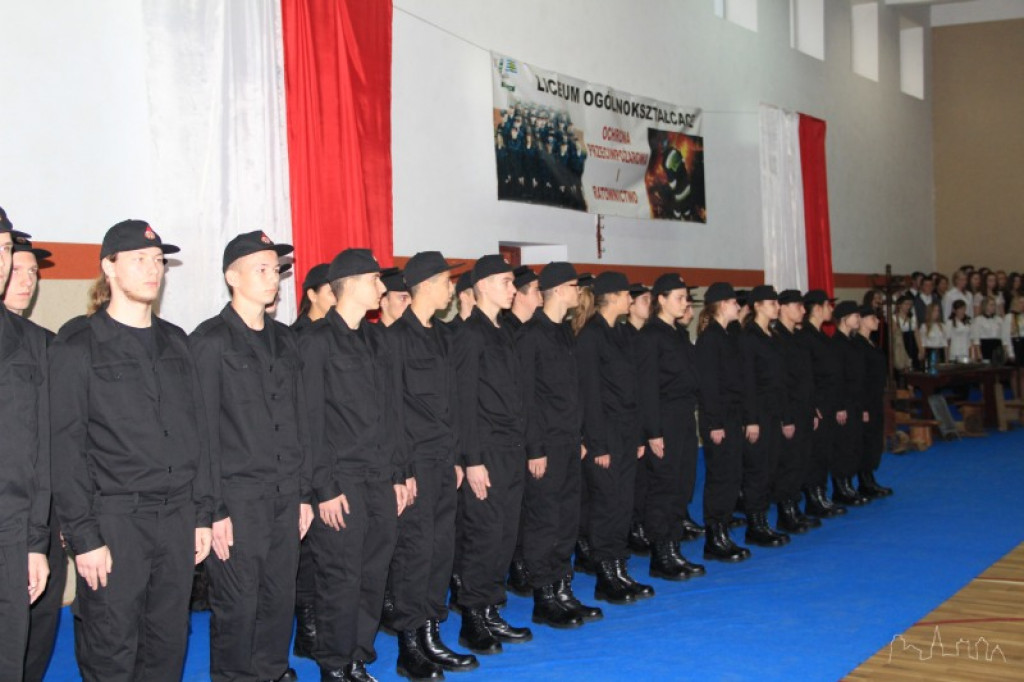 Przyszli strażacy i ratownicy ślubowali na sztandar