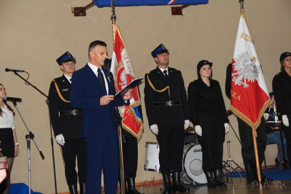Przyszli strażacy i ratownicy ślubowali na sztandar