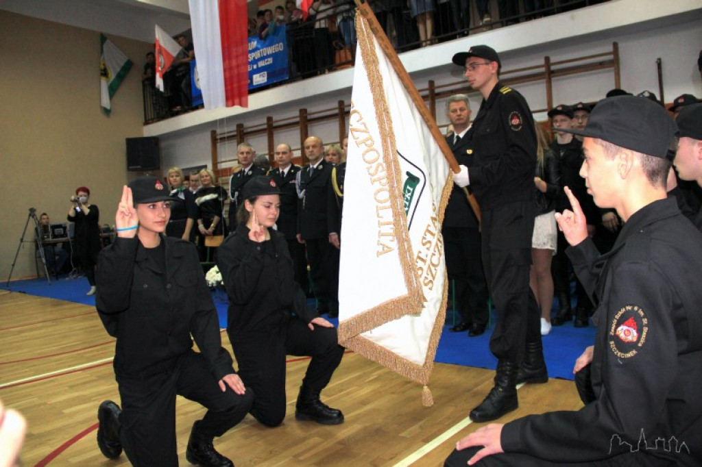 Przyszli strażacy i ratownicy ślubowali na sztandar
