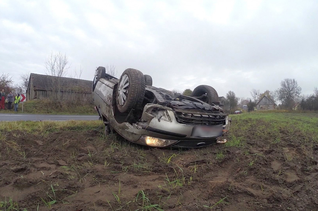 Kolejne dachowanie koło Jelenina
