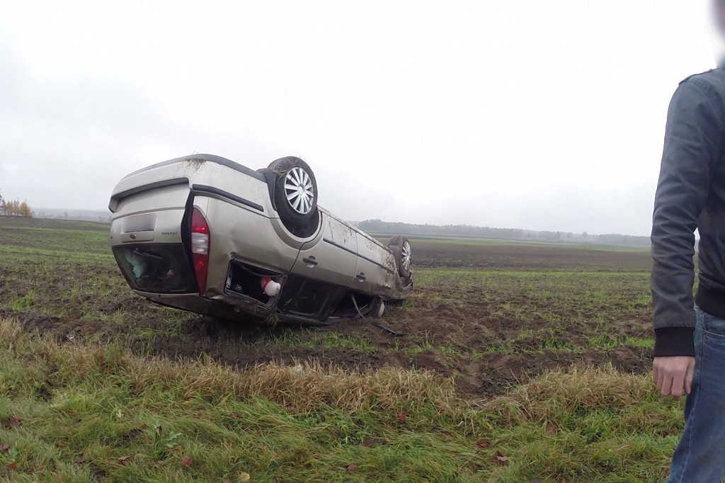 Kolejne dachowanie koło Jelenina
