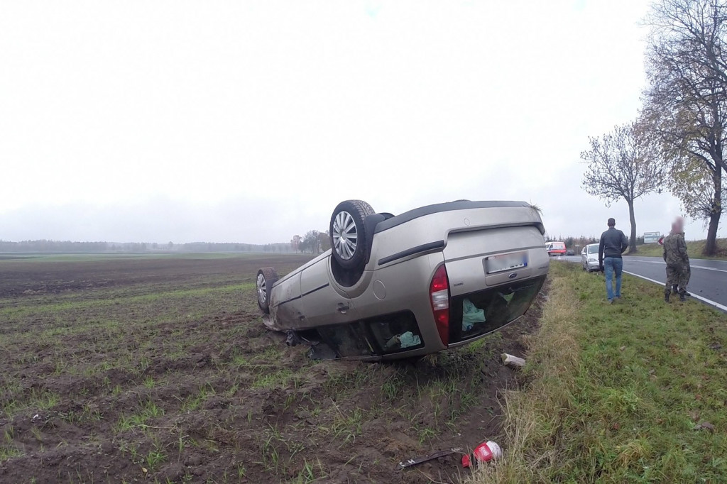 Kolejne dachowanie koło Jelenina