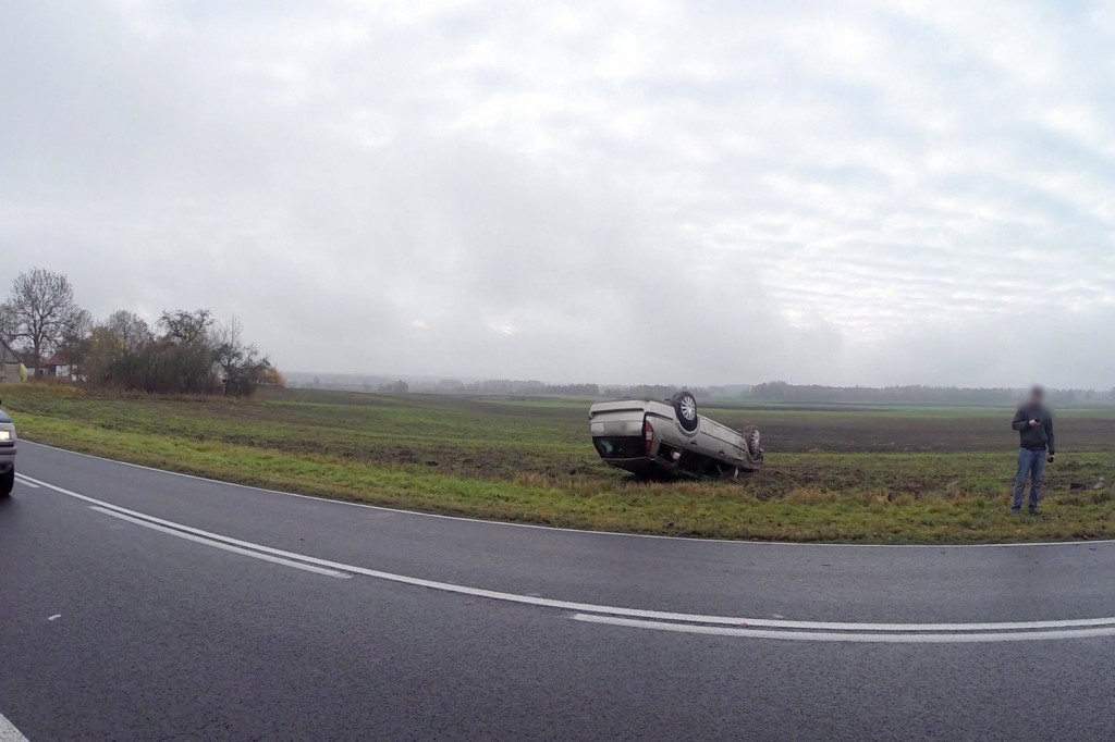 Kolejne dachowanie koło Jelenina