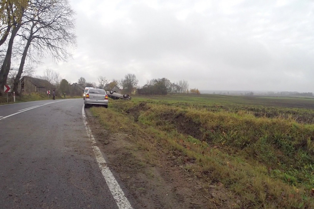 Kolejne dachowanie koło Jelenina