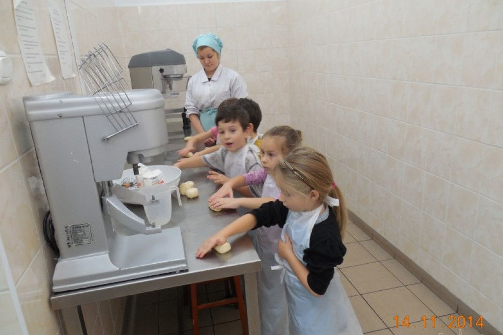 Wspólne wypieki przedszkolaków i uczniów ZS nr 2