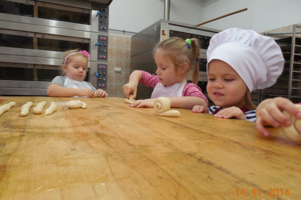 Wspólne wypieki przedszkolaków i uczniów ZS nr 2