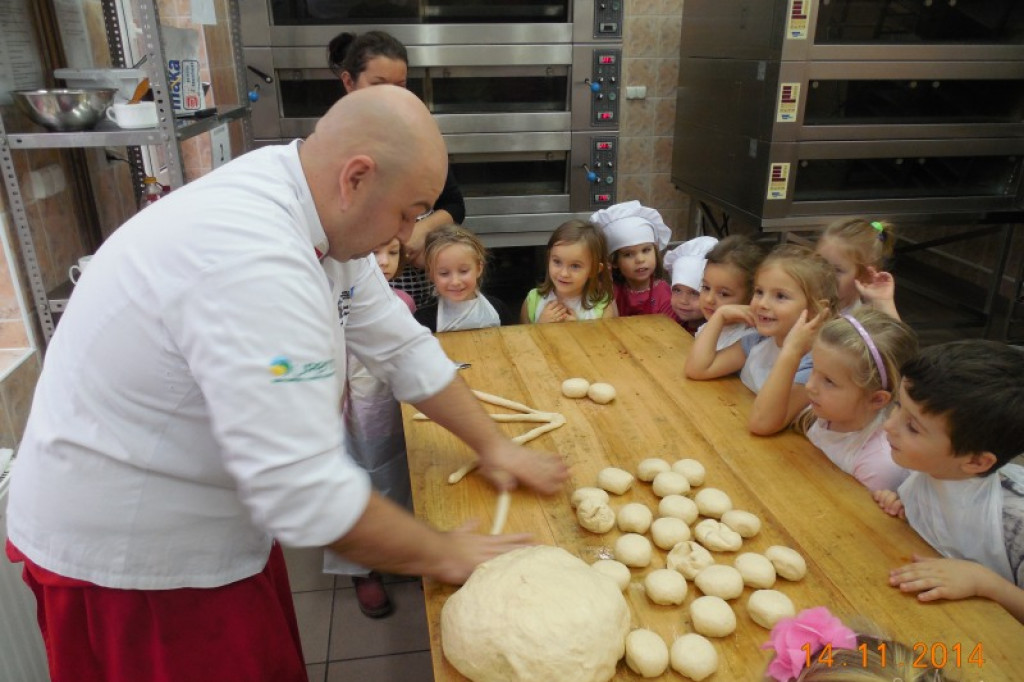 Wspólne wypieki przedszkolaków i uczniów ZS nr 2