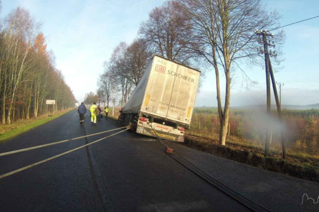 Ciężarówka z przesyłkami w rowie