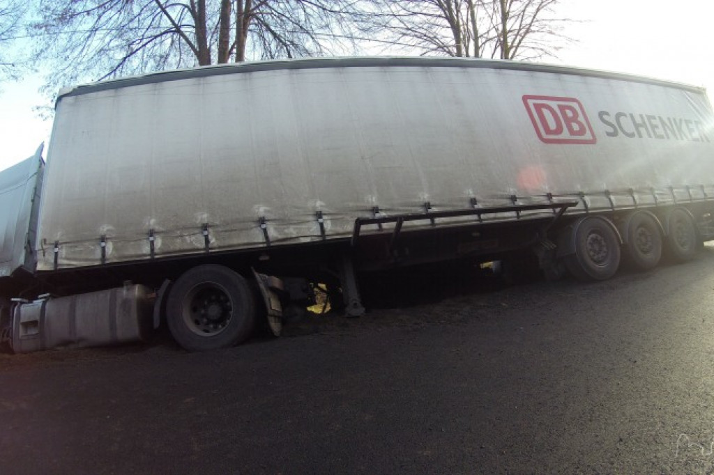 Ciężarówka z przesyłkami w rowie