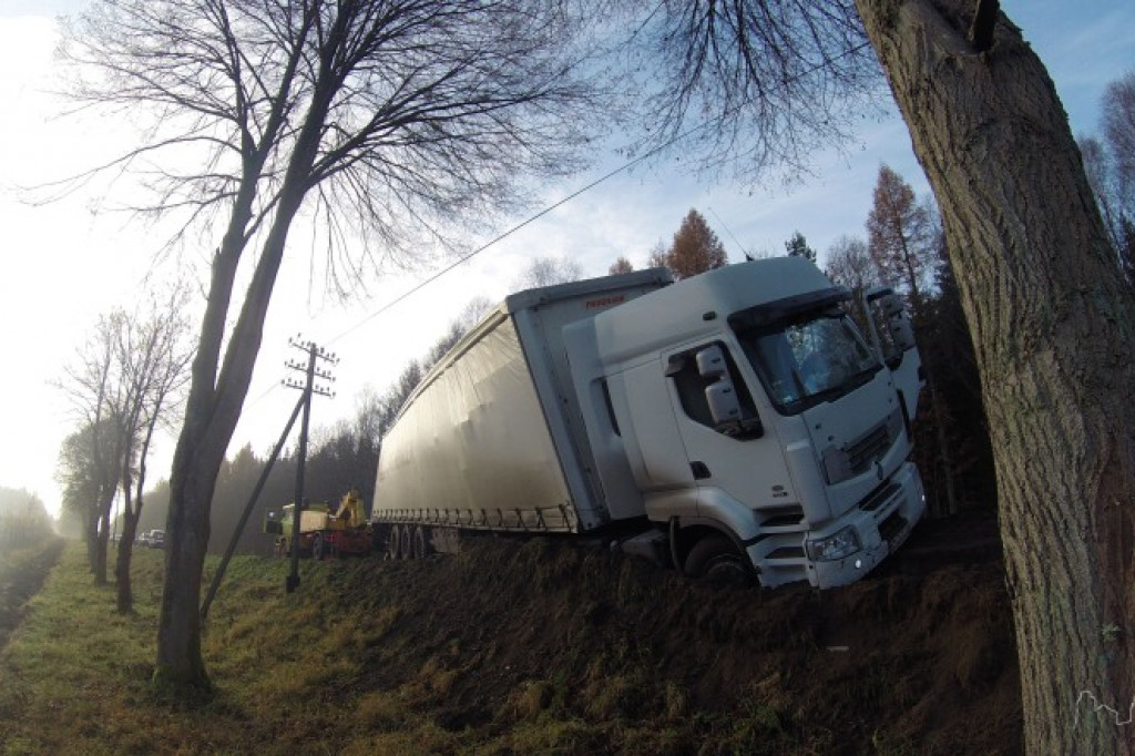 Ciężarówka z przesyłkami w rowie