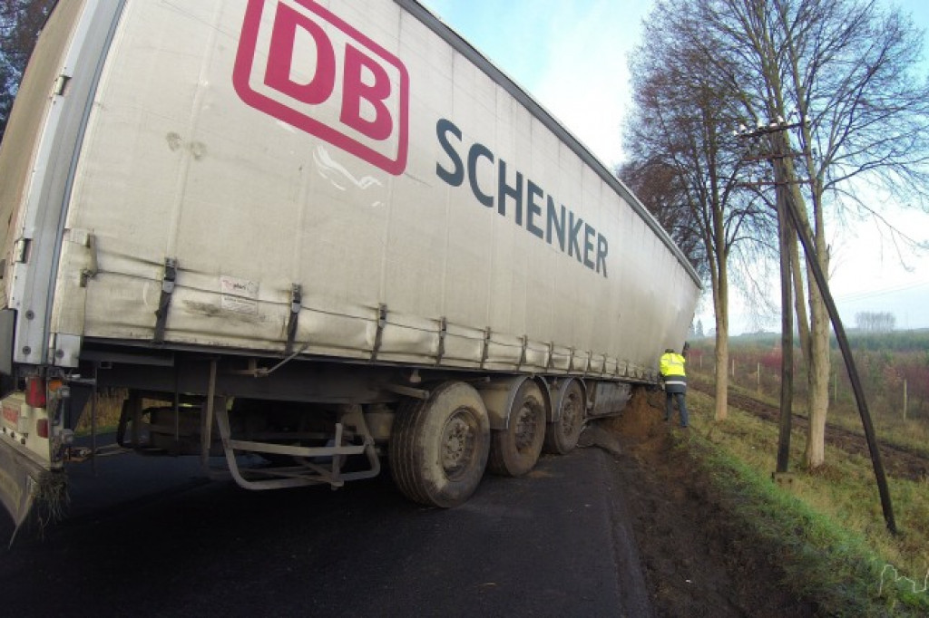 Ciężarówka z przesyłkami w rowie