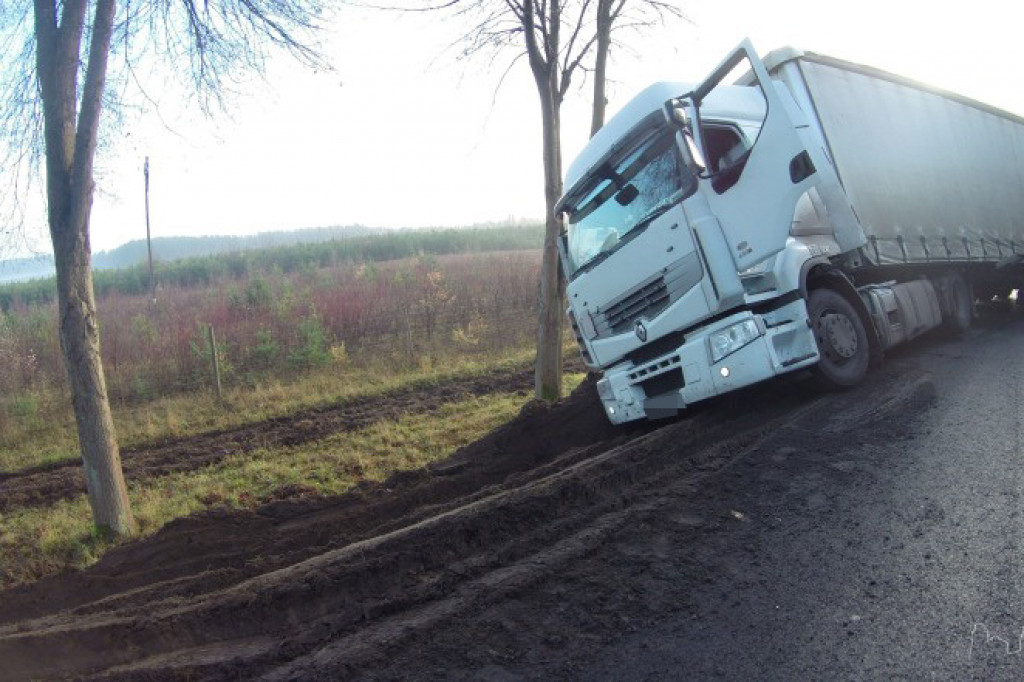 Ciężarówka z przesyłkami w rowie