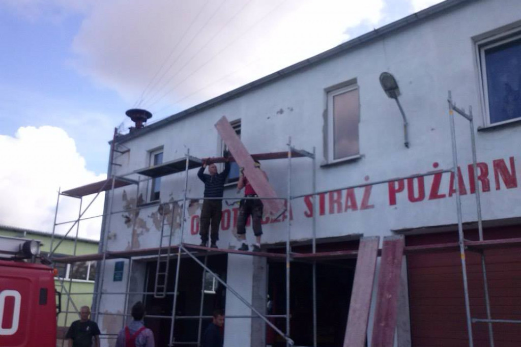 Strażacy z Grzmiącej mają nowy wóz i wyremontowaną strażnicę