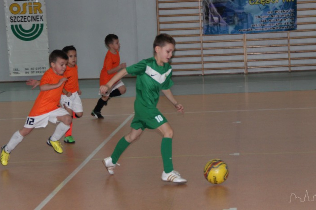 Młodzi piłkarze rozegrali turnieje mikołajkowe
