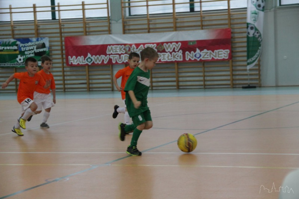 Młodzi piłkarze rozegrali turnieje mikołajkowe