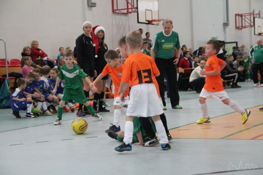 Młodzi piłkarze rozegrali turnieje mikołajkowe