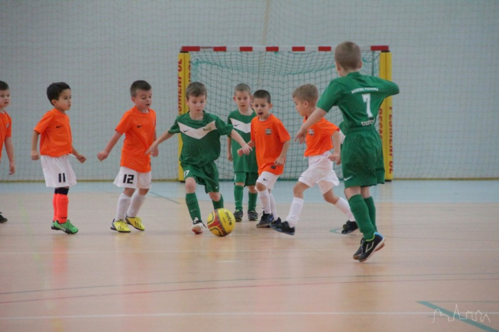 Młodzi piłkarze rozegrali turnieje mikołajkowe