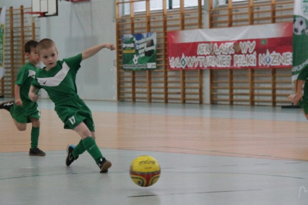 Młodzi piłkarze rozegrali turnieje mikołajkowe