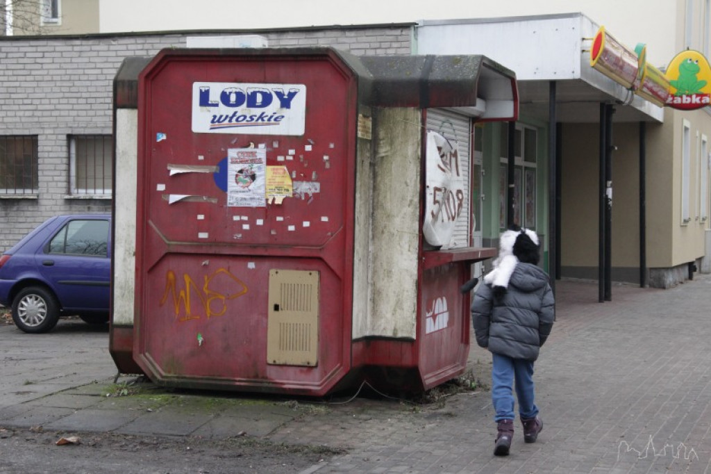 Obskurna buda szpeci ulicę