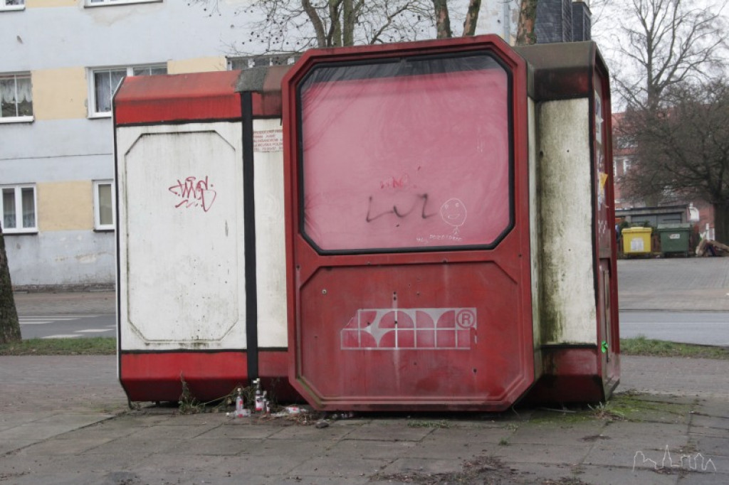 Obskurna buda szpeci ulicę