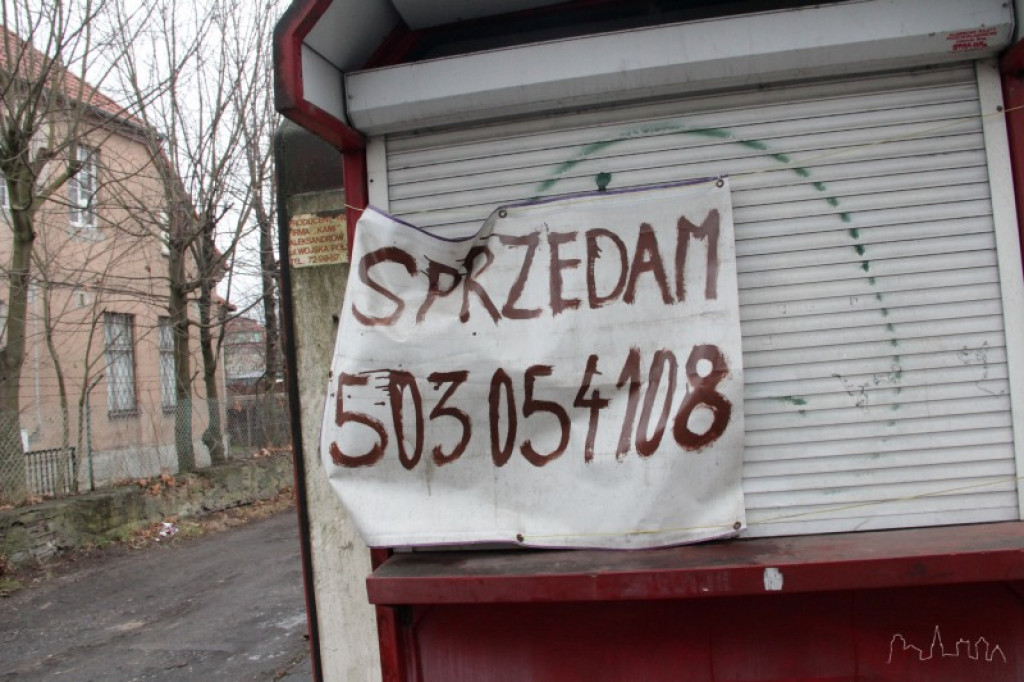 Obskurna buda szpeci ulicę