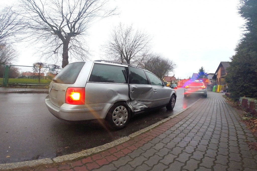 Kolizja dwóch aut na Słowiańskiej