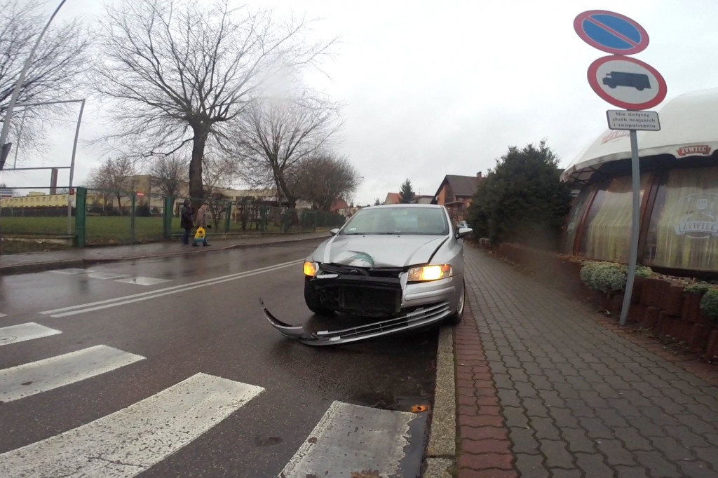 Kolizja dwóch aut na Słowiańskiej