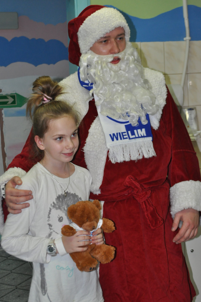 Mikołaj z KS Wielim na oddziale dziecięcym