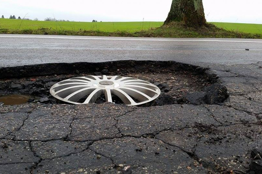 Kierowca ostrzega! Tu można urwać koło!