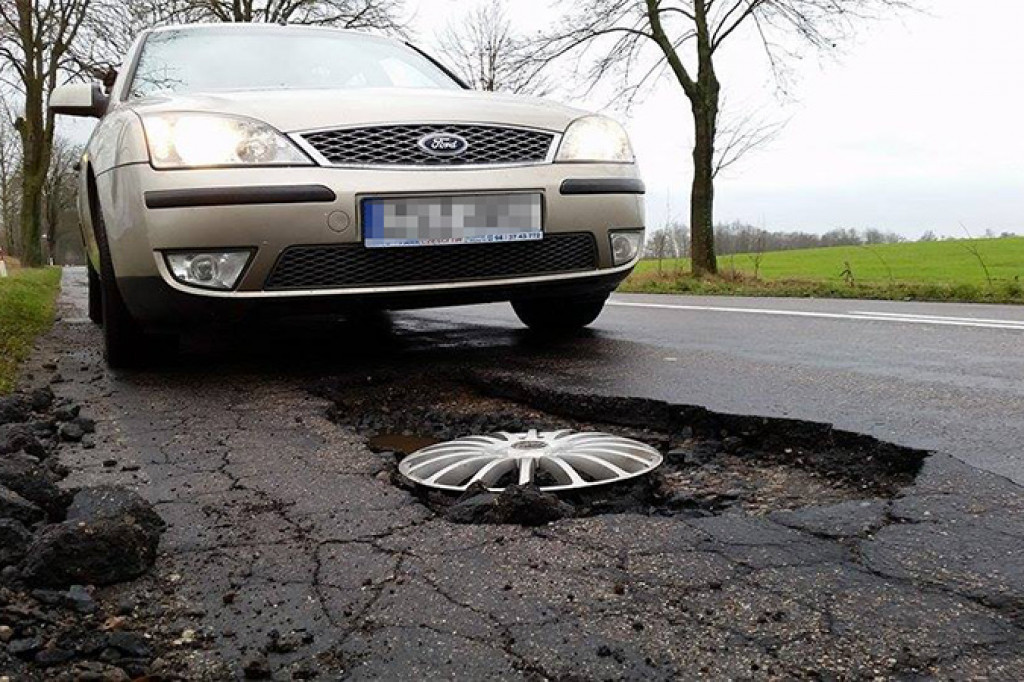 Kierowca ostrzega! Tu można urwać koło!