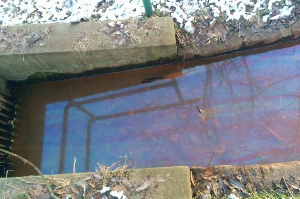 Do Trzesiecka wpływa woda w kolorze tęczy